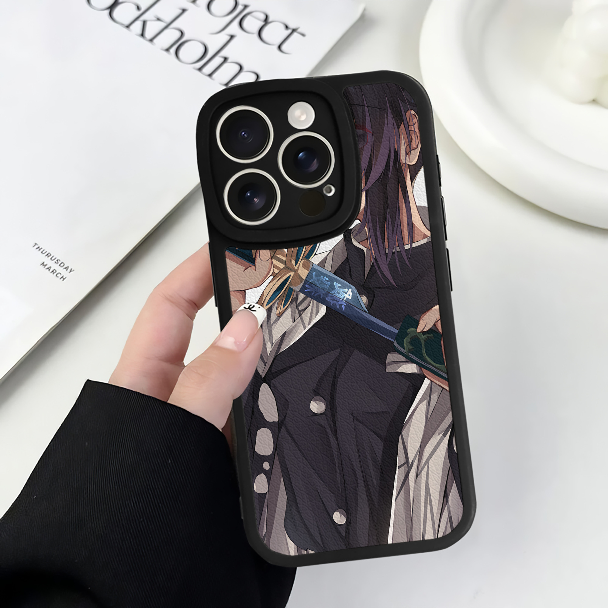 （画像用） 鬼滅の刃（きめつのやいば）蟲柱-胡蝶 しのぶ／こちょう しのぶ Kochou Shinobu 【iPhone 16シリーズ対応】シリコンスマホケース（レザー調） 材質：シリコン